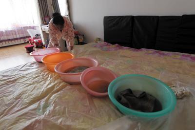 德城楼上漏水，住户失联，小区没物管，业主维权难！律师来支招……